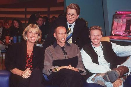 Frank Elstner (hinten) prägte Jahrzehnte der deutschen Fernsehgeschichte. Hier ist er unter anderem mit Stefan Raab (r.), ei...