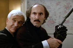 Anthony James (r.) mit Leslie Nielsen in der Kultkomödie "Die nackte Kanone 2 ½".