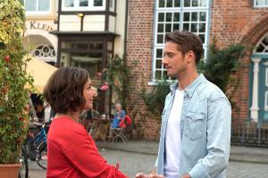 Astrid (Claudia Schmutzler) und Alex (Philipp Oliver Baumgarten) in der ARD-Telenovela "Rote Rosen".