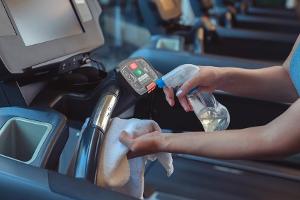 Das Desinfizieren von Geräten ist beim Training absolute Pflicht.