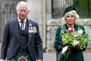 Prinz Charles und Herzogin Camilla legten zum Tag der Befreiung einen Kranz nieder.