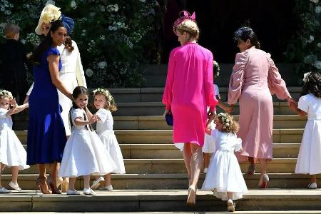 Royal Wedding im Mai 2018 auf Schloss Windsor: Herzogin Kate, Pippa Middleton (in Blau) und Co. führen die Blumenmädchen in ...