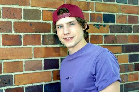 Lennart Borchert spielt Moritz.