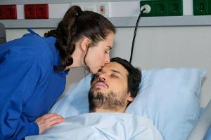 "Unter uns": Saskia spricht sich und Jakob vor der OP Mut zu.