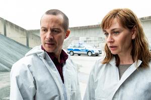 "Ostfriesenblut": Schaffen Rupert (Barnaby Metschurat) und Ann Kathrin Klaasen (Christiane Paul) es, den Zusammenhang zwisch...