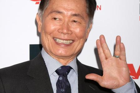 George Takei zeigt den Vulkanier-Gruß