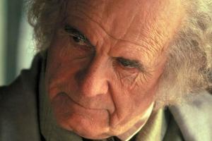 Sir Ian Holm als Bilbo Beutlin