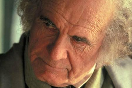 Sir Ian Holm als Bilbo Beutlin