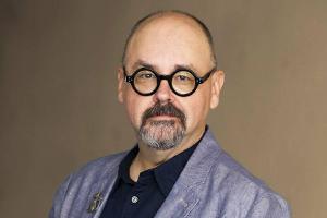 Ein Porträt von Carlos Ruiz Zafón aus dem Jahr 2017