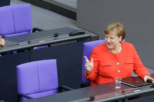 Bundeskanzlerin Angela Merkel hält sich an die Abstandsregel