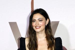 Schauspielerin Phoebe Tonkin hat einen neuen Freund.