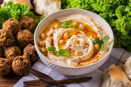 Kichererbsen lassen sich zu Hummus oder Falafel verarbeiten.