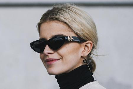 Sonnenbrillen mit breiten Bügeln sind 2020 modern, das weiß auch Influencerin Caro Daur.