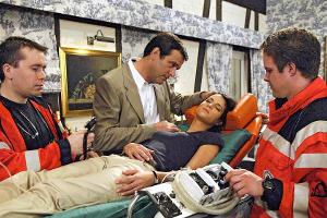 "Rote Rosen": Nick (2.v.l.) kümmert sich besorgt um die schwangere Tanja