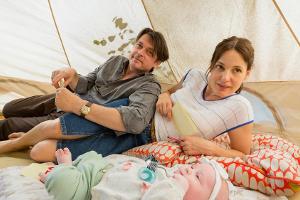 "Eltern mit Hindernissen": Philipp (Hary Prinz), Katrin (Nicolette Krebitz) und Baby Isalie