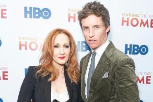 J.K. Rowling und Eddie Redmayne bei einer Filmpremiere 2019.