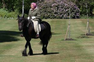 Die Queen auf ihrem Pony namens Fern