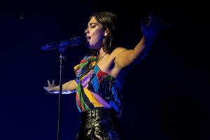 Sängerin Dua Lipa steht auf knallige Farben. Der Batik-Look kommt da gerade recht.