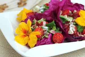 Salate lassen sich hervorragend mit frischen Blüten verfeinern