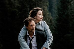 "Now or never": Sterbehelfer Henry (Michael Pink) hat sich auf einen Trip in die Berge mit seiner Klientin Rebecca (Tinka Fü...