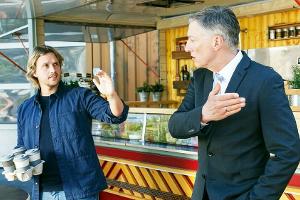 "Alles was zählt": Finn (l.) hat es endgültig satt, von Georg dauernd bevormundet zu werden und provoziert ihn öffentlich