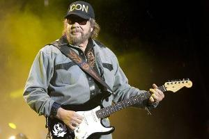 Hank Williams Jr. bei einem Auftritt beim North Carolina Azalea Festival 2019