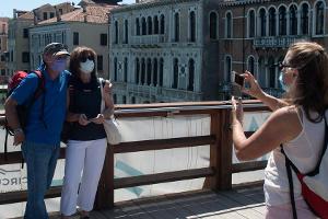 Der Mund-Nasen-Schutz bleibt auch im Sommerurlaub 2020 - wie hier im italienischen Venedig - ein ständiger Begleiter.