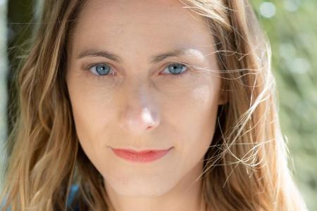 Bettina Schuler ist Autorin und ausgebildete Yogalehrerin