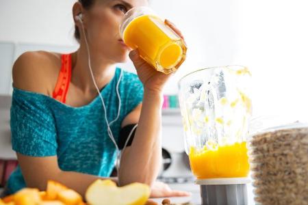 Regelmäßige Fitnesseinheiten und ausreichend Trinken gehören zum Großputz im Körper dazu