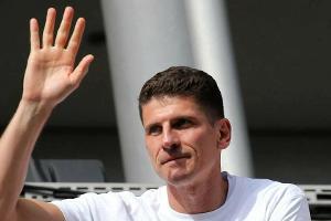 Mario Gomez bei der Aufstiegsfeier seines VfB Stuttgart in die erste Bundesliga