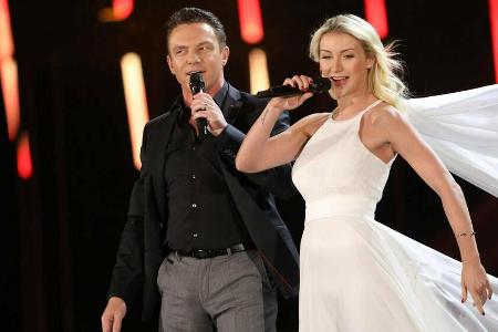 Anna-Carina Woitschack und Stefan Mross bei einem TV-Auftritt.