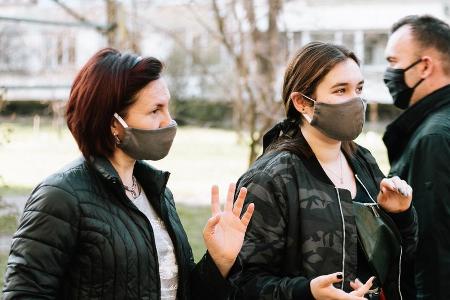 Die Maskenpflicht erschwert die zwischenmenschliche Kommunikation.