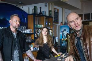 "Wolfsland: Irrlichter": Butsch (Götz Schubert, r.) befragt Goran Tonka (Marko Dyrlich) und Paula (Deleila Piasko) in Club