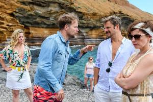 "Ein Ferienhaus auf Teneriffa": Jürgen (Janek Rieke, 2. v. l.) und Lars (Philipp Hochmair) haben miteinander ein Hühnchen zu...