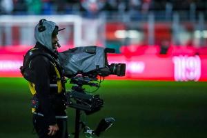 Die Fußball-Bundesliga wird weiterhin bei Sky und DAZN zu sehen sein