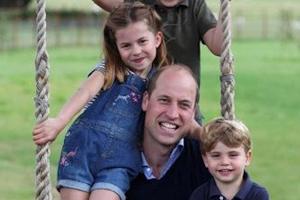 Prinz William zusammen mit seinen Kindern George, Charlotte und Louis (r.)