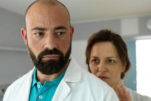 "Herzjagen": Der Herzspezialist Dr. Paul Hoffmann macht Caroline (Martina Gedeck) Hoffnung