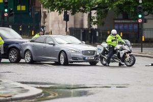 Ein Range Rover fuhr in den Wagen von Boris Johnson - rechts im Bild der festgenommene Demonstrant