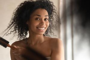 Haare an der Luft trocknen lassen: Im Sommer sollten wir auf Fönen verzichten.