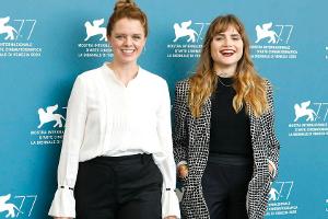 Julia von Heinz und Mala Emde auf der Biennale.