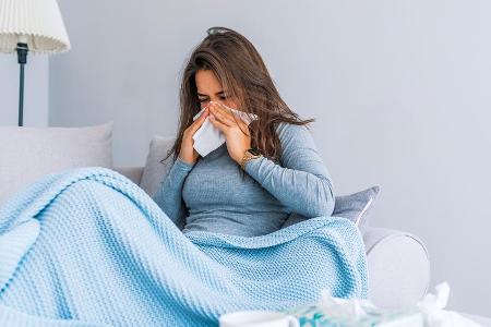 Zu kräftiges Schnäuzen schadet den Nasennebenhöhlen.