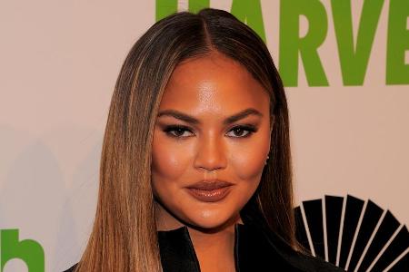 Chrissy Teigen lenkt sich mit Kochen ab