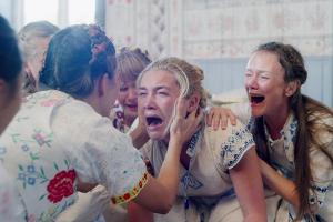 Horror kann auch hell: Das bewies Florence Pugh (Mitte) im vergangenen Jahr im Film "Midsommar" von Ari Aster.