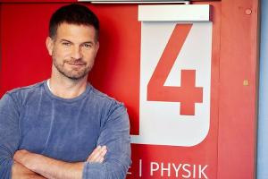 Simon Böer wird Tafelschwamm und Kreide in die Hand nehmen.