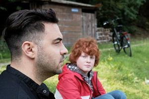 "Unter uns": Easy (l.) und Julius finden durch eine emotionale Aussprache Zugang zueinander.