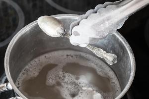 Ein warmes Bad in Salzwasser und Alufolie lässt Silberbesteck wieder im Hochglanz erstrahlen.