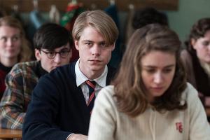 "Das schweigende Klassenzimmer": Kurt (Tom Gramenz) und seine Klassenkameraden halten eine Schweigeminute ab