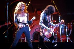 Jimmy Page und Robert Plant 1975 auf der Bühne