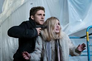 "Solo für Weiss: Schlaflos": Jesper Alm (Anastasios Soulis) nimmt Marie von Wenzel (Leonie Wesselow) plötzlich als Geisel, a...