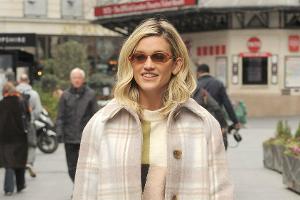 US-Sängerin Ashley Roberts kombiniert ihre "Shacket" Ton in Ton.